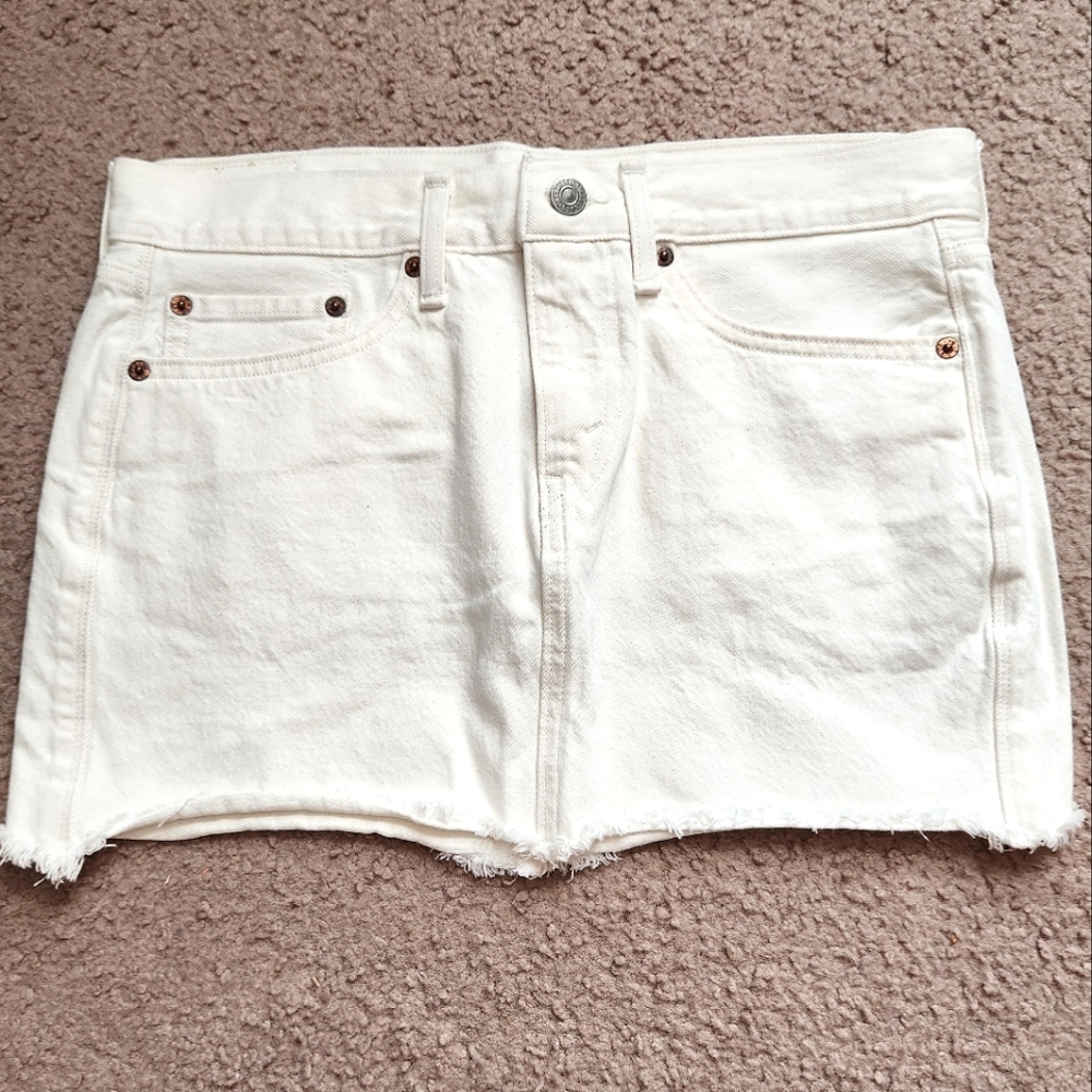 New Levi white skirt size 27